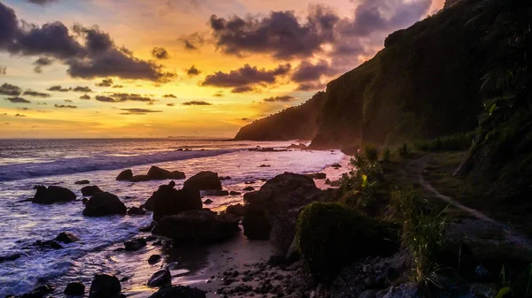 Hermosa puesta de sol olas en la playa de Menganti, Kebumen, Java Central, Indonesia — Foto de Stock