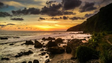 Sahilde tropikal gün batımı. Menganti Beach, Kebumen, Orta Java, Endonezya