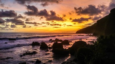 Güzel gün batımında tropikal plaj - Doğa arka plan. Menganti Beach, Kebumen, Orta Java, Endonezya