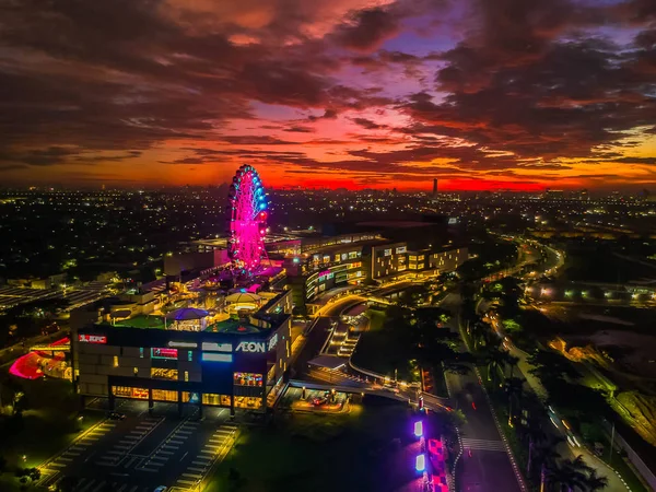 Cakung, Jakarta Est, Indonésie (02 / Mei / 2019) : Vue aérienne du coucher du soleil avec des nuages colorés au centre commercial Aeon JGC — Photo