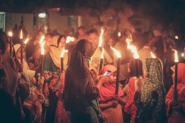 Orta Java, Endonezya, 12 Haziran 2018 : Müslüman çocuklar, İslami yeni yıl geçit töreninde yer alan meşaleler taşıyor