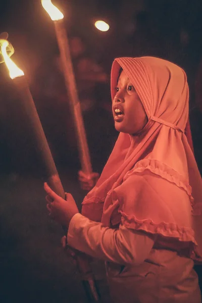 Центральная Ява, Индонезия, 12 июня 2018 года: мусульманские дети несут факелы во время парада исламистского Нового года — стоковое фото
