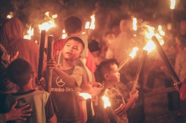 Orta Java, Endonezya, 12 Haziran 2018 : Müslüman çocuklar, İslami yeni yıl geçit töreninde yer alan meşaleler taşıyor