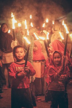 Orta Java, Endonezya, 12 Haziran 2018 : Müslüman çocuklar, İslami yeni yıl geçit töreninde yer alan meşaleler taşıyor
