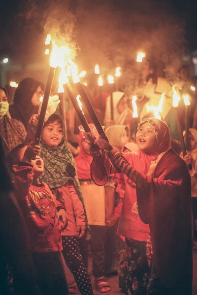 Центральна Ява, Індонезія, 12 червня 2018: мусульманські діти несуть факели, як вони беруть участь під час параду ісламського нового року — стокове фото