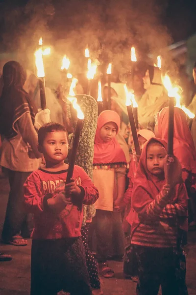 Orta Java, Endonezya, 12 Haziran 2018 : Müslüman çocuklar, İslami yeni yıl geçit töreninde yer alan meşaleler taşıyor