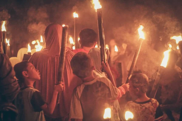 Центральна Ява, Індонезія, 12 червня 2018: мусульманські діти несуть факели, як вони беруть участь під час параду ісламського нового року — стокове фото