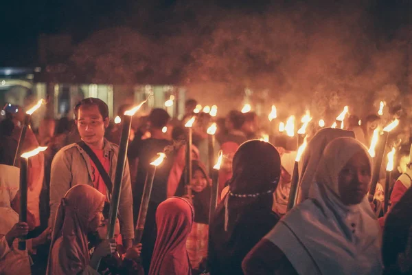 인도네시아 중부 자바, 2018년 6월 12일 : 성화 봉송 퍼레이드는 일반적으로 이슬람과 이드의 새해를 맞이하기 위해 개최됩니다. — 스톡 사진