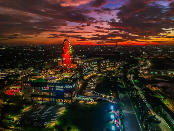 Cakung, East Jakarta, Indonésia (02 / Mei / 2019): Vista aérea do pôr do sol com nuvens coloridas no Aeon Mall JGC — Fotografia de Stock