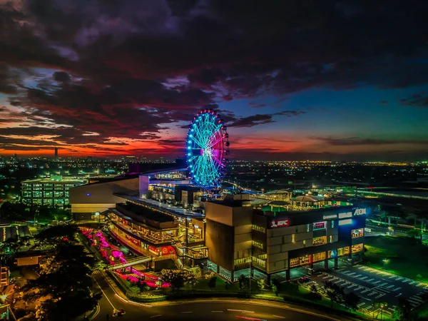 Cakung, East Jakarta, Indonésia (02 / Mei / 2019): Vista aérea do pôr do sol com nuvens coloridas no Aeon Mall JGC — Fotografia de Stock