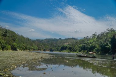 Sukabumi, Endonezya'da kuru bir nehir manzarası