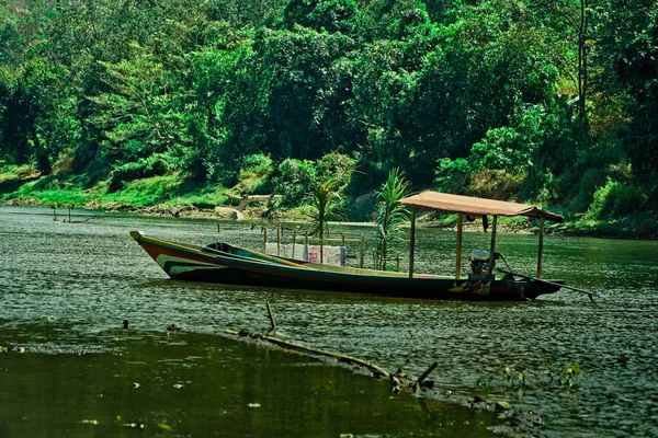 Лодка на краю сухой реки — стоковое фото