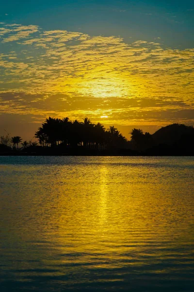 Pôr do sol na praia com céu bonito — Fotografia de Stock