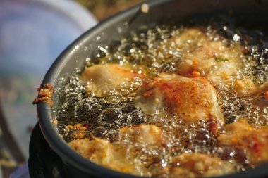 Perkedel jagung veya bakwan jagung, taşınabilir soba kızartma mısır böreği. Endonezya mutfağı.