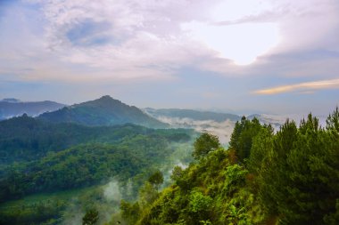 Buluh Payung, Kebumen, Central Java, Endonezya tepelerinde gün doğumu manzarası