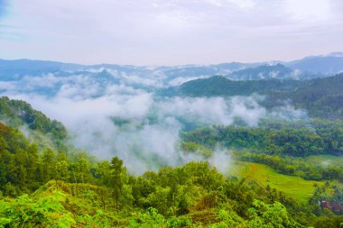 Gün doğumunda dağlarda güzel bir manzara. Buluh Payung Tepesi, Kebumen, Merkez Java, Endonezya