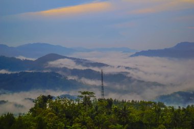 Gün doğumunda dağlarda güzel bir manzara. Buluh Payung Tepesi, Kebumen, Merkez Java, Endonezya
