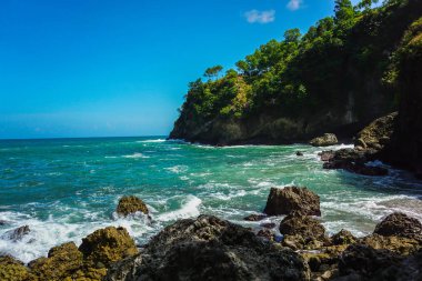 Bukit Sawangan 'da dinlenme yeri Kebumen, Central Java, Endonezya' daki Hint Okyanusu manzarasını görmek için.