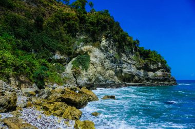Bukit Sawangan 'da dinlenme yeri Kebumen, Central Java, Endonezya' daki Hint Okyanusu manzarasını görmek için.