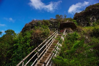 Okyanusun güzel manzarası ve yeşil tepe beyaz bulutlar ve mavi gökyüzü arkaplanı Kebumen, Central Java, Endonezya 'da 