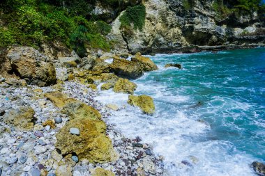 Bukit Sawangan 'da dinlenme yeri Kebumen, Central Java, Endonezya' daki Hint Okyanusu manzarasını görmek için.