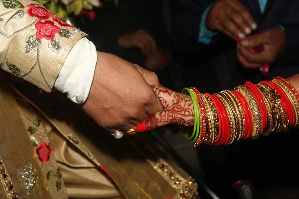 Couple Indien Cérémonie Bague Rituel Indien Avant Mariage Serrer Main — Photo