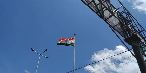 Flagge mit blauem bewölkten Himmel — Stockfoto