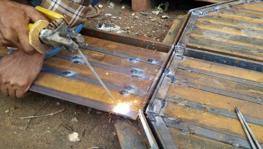 Kaynak kıvılcımları elektrik makinesi ile