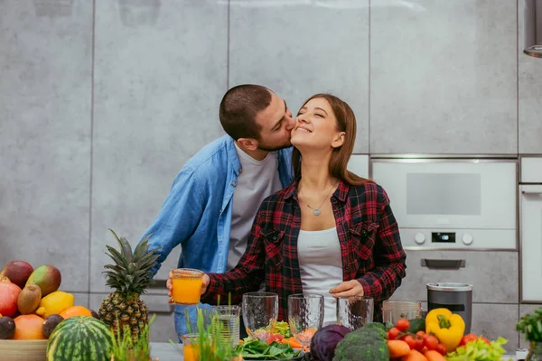 Casal Jovem Romântico Atraente Olhando Fazendo Juntos Café Manhã Saudável — Fotografia de Stock