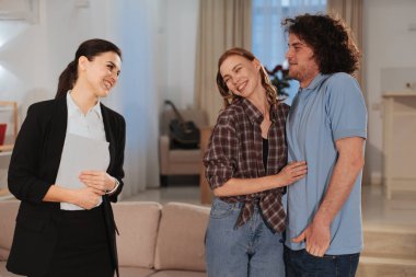 Gülümseyen ve yeni bir ferah eve hareket eden yeni bir evli çift heyecanlı duygu onlar eve kutuları taşıyan hareketli bir gün var