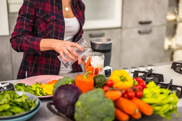 Smoothie incrível preparar pela manhã uma menina na cozinha, eles têm uma mesa cheia com legumes e frutas — Fotografia de Stock