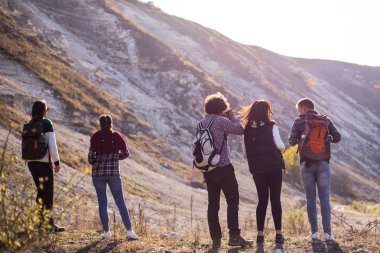 Yarışları genç insanlar doğa keşfetmek birlikte yolculuklar