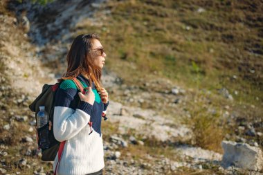 Güzel Asya Bayan var bir ara doğa ortasında o dağ manzara hayran