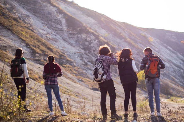 Yarışları genç insanlar doğa keşfetmek birlikte yolculuklar