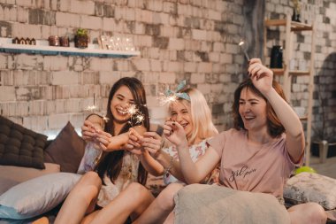 Pijama awesome bayanlar yatak odasında birlikte zaman zevk köpüklü bir havai fişek ile oynarken, yatıya gece partisinde