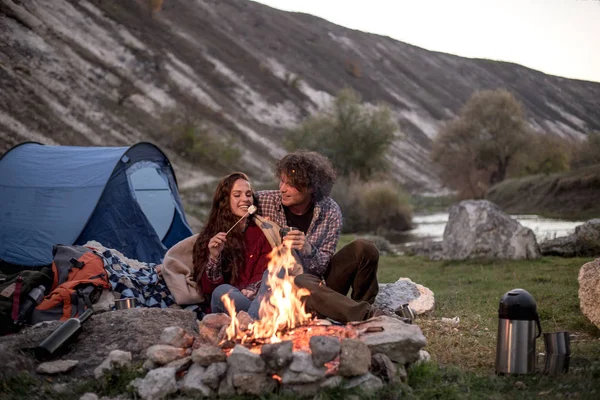 A young couple is on fire, the boy warms his friend — Stock Photo, Image