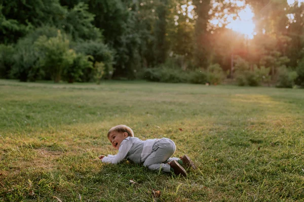 坐在草地上的孩子的画像很高兴 — 图库照片