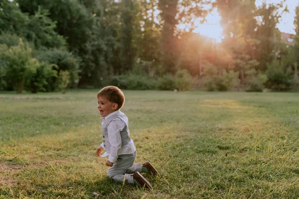 坐在草地上的孩子的画像是快乐的 — 图库照片