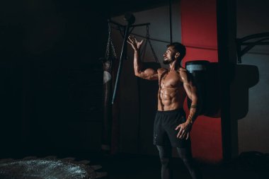 Konsantre olmuş güçlü atletik adam büyük Hummer 'ı kaldırıyor ve beden eğitimi dersinde büyük bir lastik için grev yapmak istiyor.