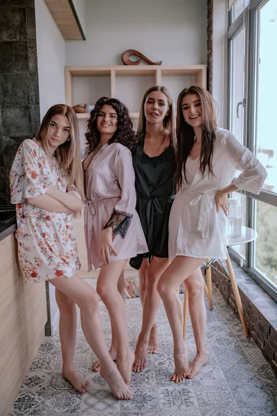 Chicas agradables en pijama divirtiéndose en la cocina, damas haciendo fotos en la mañana —  Fotos de Stock