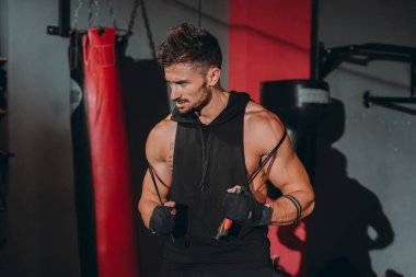 Alıştırma yaptıktan sonra vahşi bir suratı olan karizmatik adamın önünde.