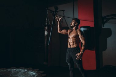 Konsantre olmuş güçlü atletik adam büyük Hummer 'ı kaldırıyor ve beden eğitimi dersinde büyük bir lastik için grev yapmak istiyor.