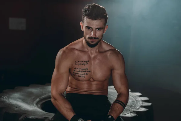 Strong fit body guy concentrated after his workout looking concentrated to the camera in a cross fitness class — Stock Photo, Image