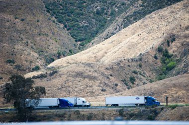 Kamyonlar dağlarda (La yol sürme)