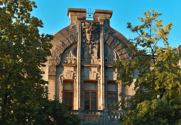 Liuteranska Caddesi 'ndeki Ağlayan Dul Evi' nin Mascaronu. Kyiv 'de