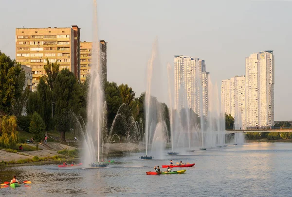 Kyiv 'in sol kıyısındaki Rusanovsky Kanalı' nda kayakçılar