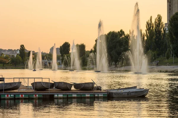 Barche Sul Molo Sulle Rive Del Canale Rusanovsky Alla Luce — Foto Stock