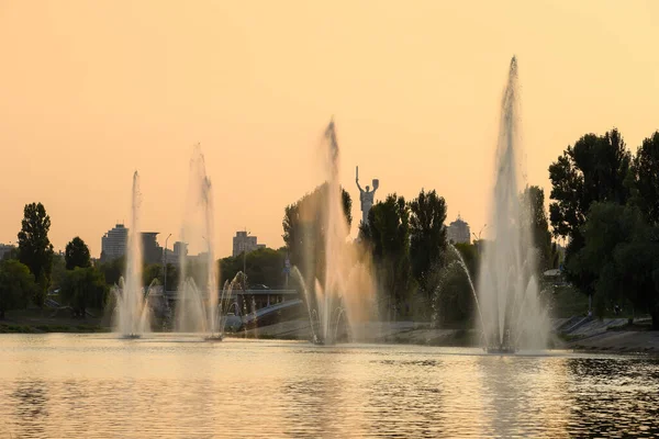 Kyiv 'deki Rusanovka' da çağlayan çeşmeler.