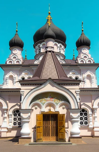 キエフのポクロフスキー修道院の教会への入り口 — ストック写真