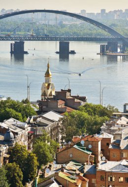 Kyiv 'in güzel manzarası: Antik Podil ve Dnipro